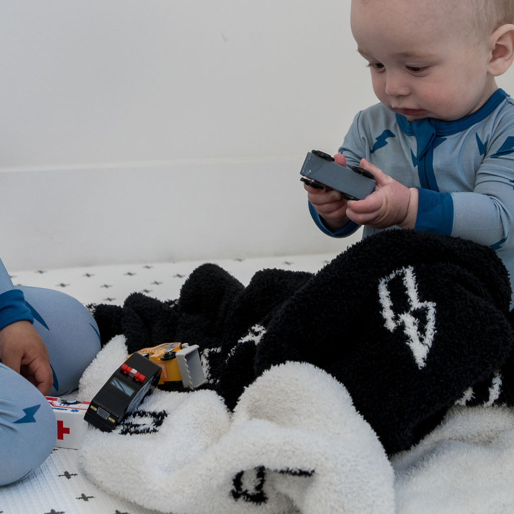 NR PIP PHEE TODDLER PLUSH BLANKET | BLACK LIGHTNING